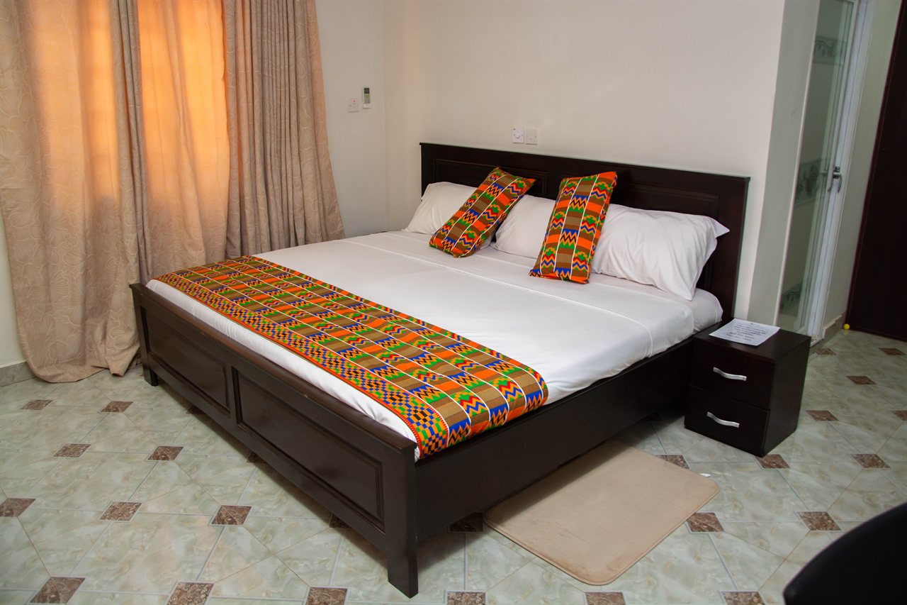 Spacious executive room with a queen-size bed at Osdala Lodge